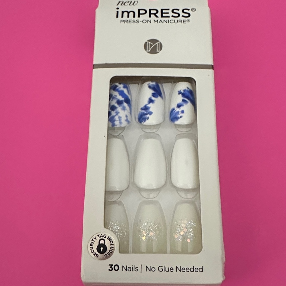 imPRESS Blue Swirl and Glitter Press-On Nail manicure